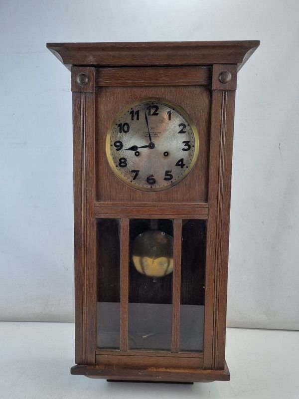 Antiguo Reloj de Pared de Madera con Péndulo y Esfera "Campos y Cia"