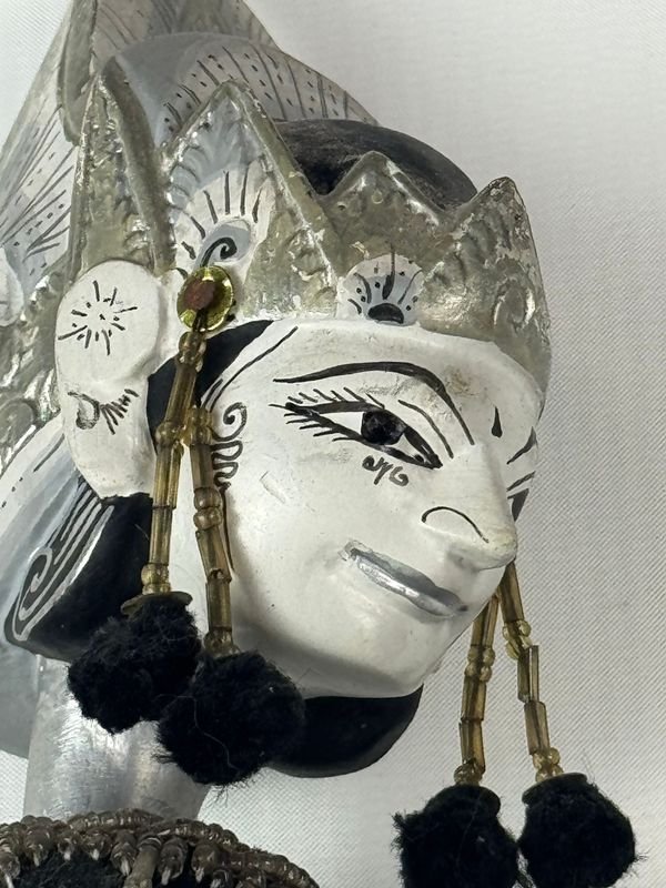 Marioneta en madera con detalles de plata y oro - imagen 5