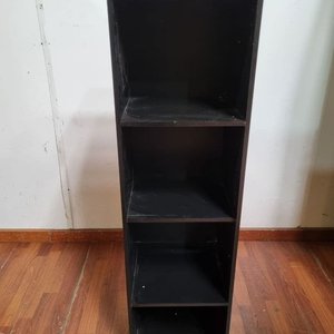 Estantería Recta Oscura de 4 Niveles Ideal para Múltiples Usos - imagen 1