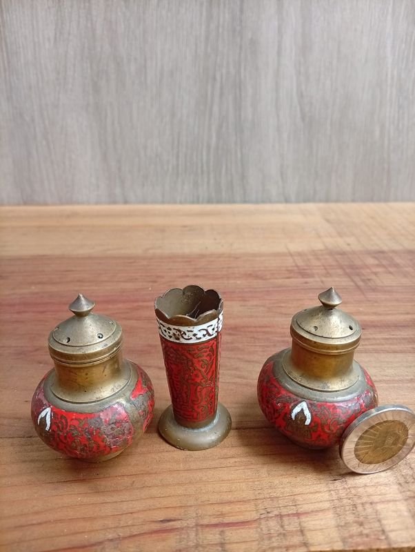 Juego de Salero, Pimentero y Palillero de Bronce y Esmalte Cloisonné