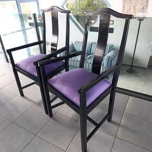 Lote siguiente: Butacas de Madera Laqueada Negra con Tapizado Violeta
