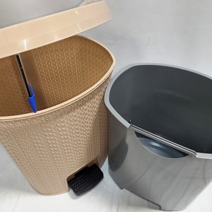 Papelera Plástica Beige con Tapa Batiente y Pedal - imagen 3