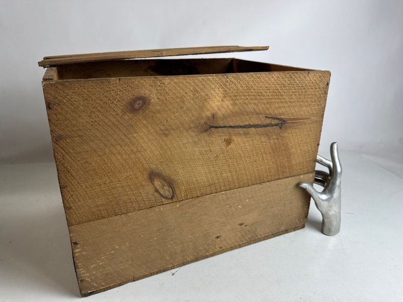 Antiguo cajón de bebidas con diseño antiguo - imagen 3