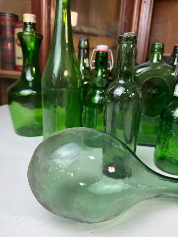 Colección de botellas y vasos de vidrio verde - imagen 2