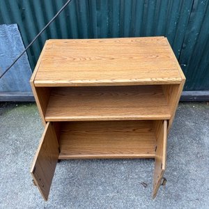 Mueble de TV de madera con puertas y estante - imagen 4