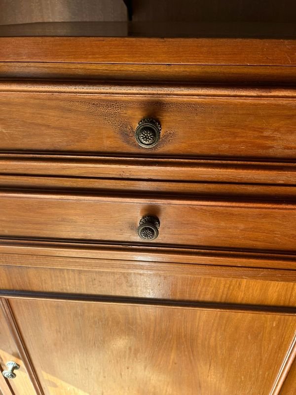 Mueble cajonera de madera con cajones y estantes - imagen 2