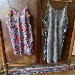 Lote anterior: Lote de Dos Vestidos Camiseros: Estampado Floral y Animal Print