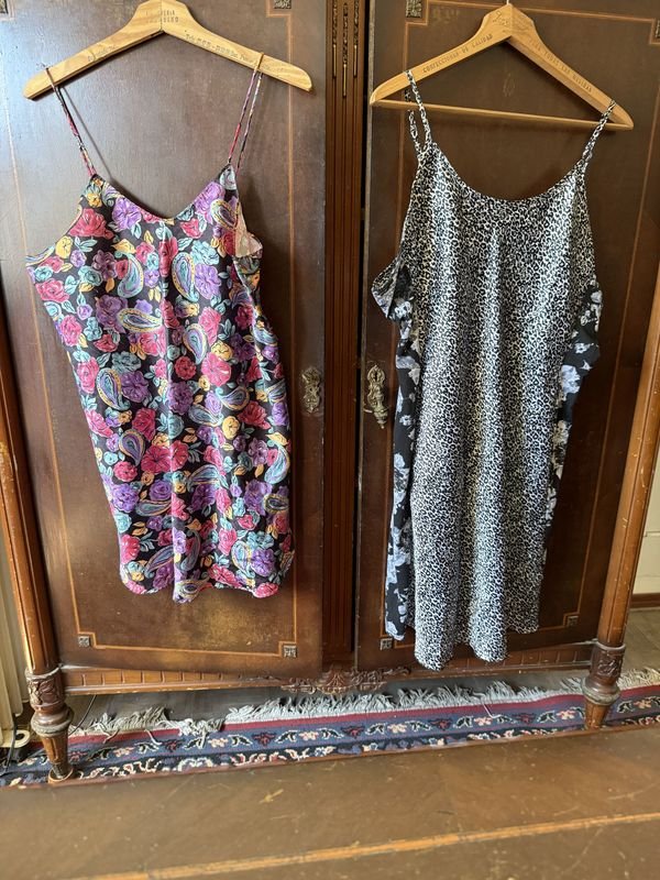 Lote de Dos Vestidos Camiseros: Estampado Floral y Animal Print