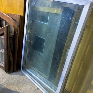 Lote siguiente: Seis Hojas de Ventana de Aluminio y Vidrio (135 x 87 cm)
