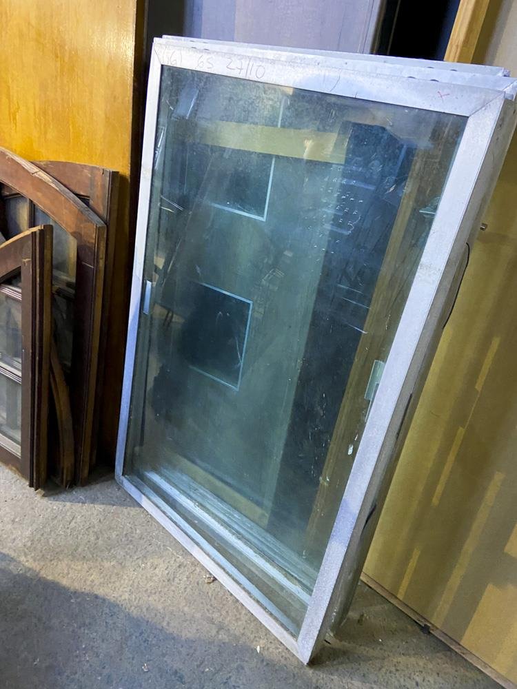 Seis Hojas de Ventana de Aluminio y Vidrio (135 x 87 cm)