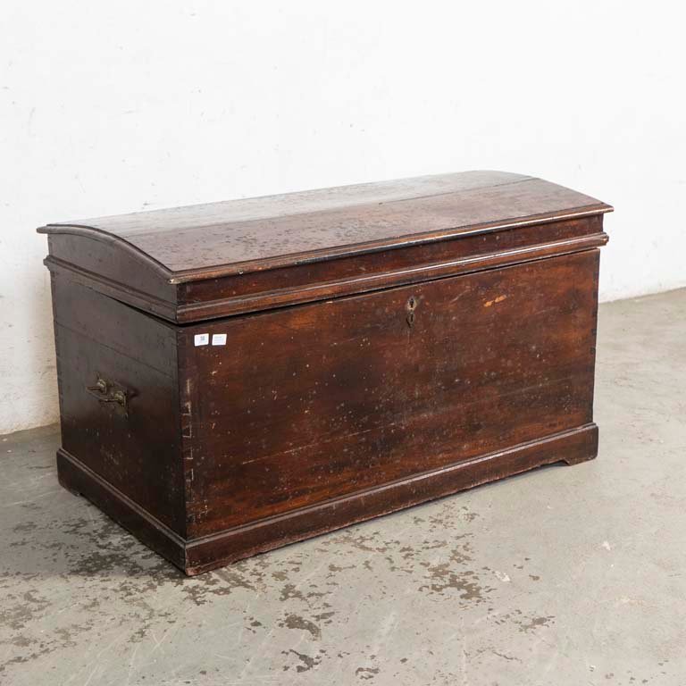 Baúl de Madera Antiguo con Herrajes y Detalles de Época