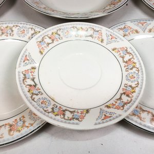 Nueve Platos de Porcelana Blanca con Diseño Floral y Guardas Plateadas - imagen 3