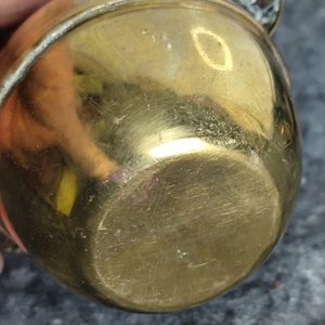 Jarróncito con tapa y porta fósforo de bronce macizo - imagen 2