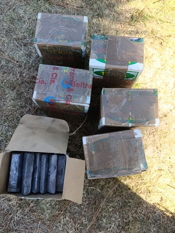 Lote siguiente: Cajas de carbón y plomos