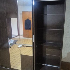 Ropero de Madera Oscura con Tres Puertas Corredizas y Espejo Central - imagen 4