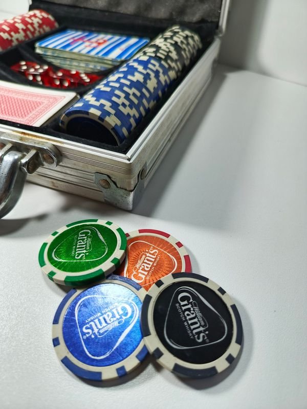 Juego de póker completo con fichas, dados y naipes - imagen 4