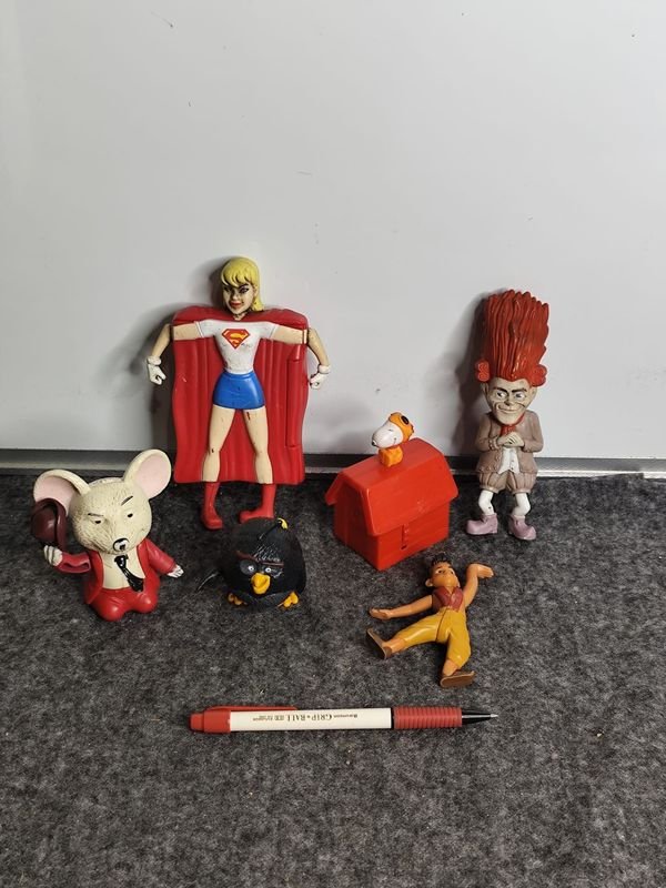 Lote de Figuras de Juguete Antiguas: Supergirl, Angry Bird, Snoopy y Más