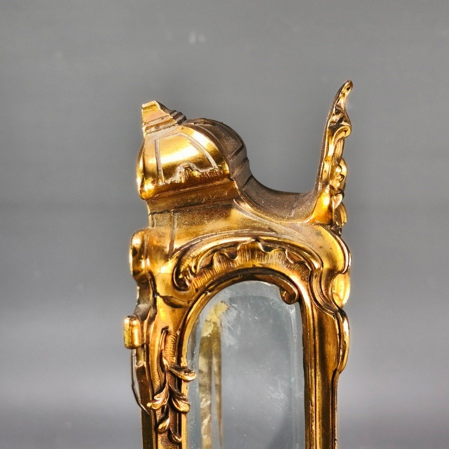 Vitrina de Bronce con Diseño Ornamental - imagen 12