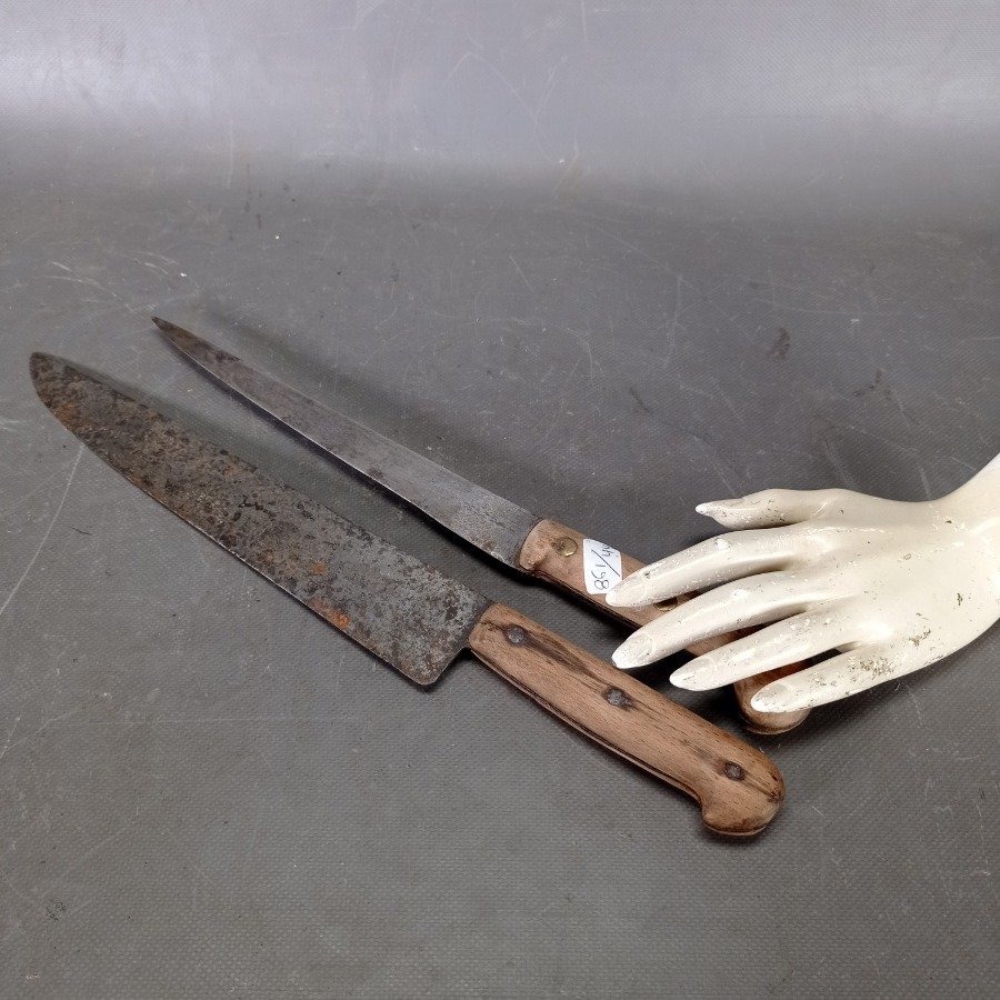 Dos cuchillos de cocina con manijas de madera y hojas de metal - imagen 5