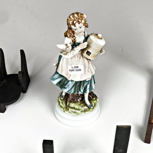 Figura de Porcelana Dama con Ave y 8 Soportes de Madera - imagen 5