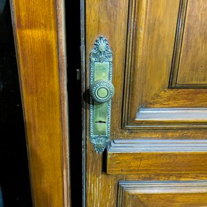 Puerta de Madera Clara con Postigos Fijos de Madera y Vidrio con Rejas - imagen 7