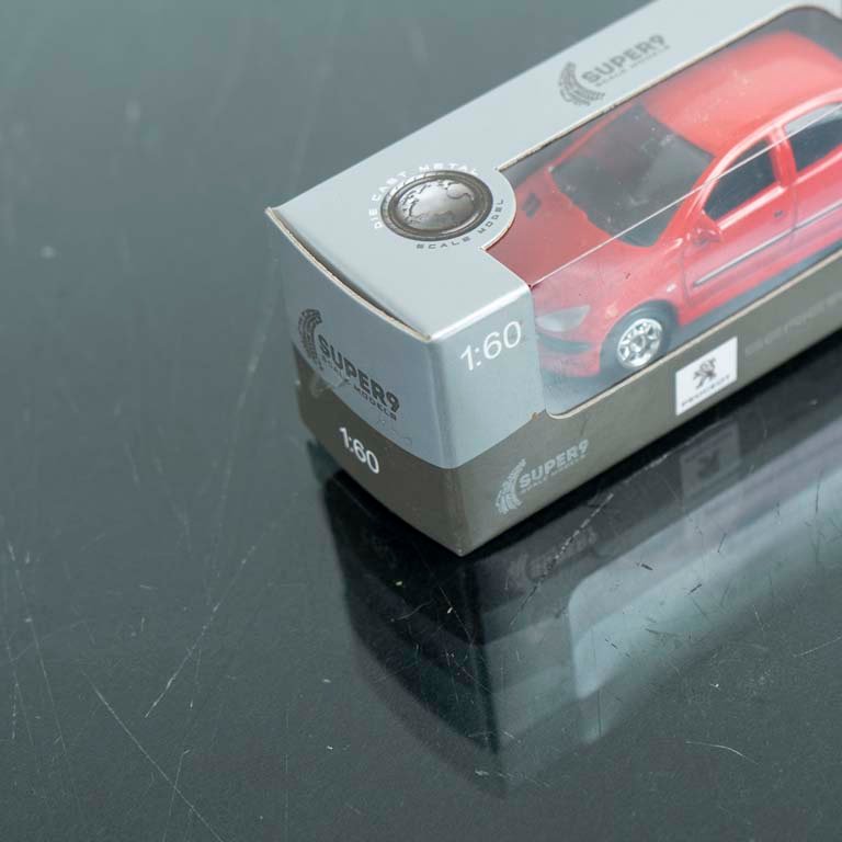Auto a escala 1/60 Peugeot 206 - imagen 2