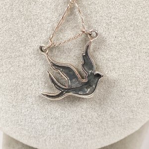 Cadena de Plata con Colgante de Ave Estilizado - imagen 4
