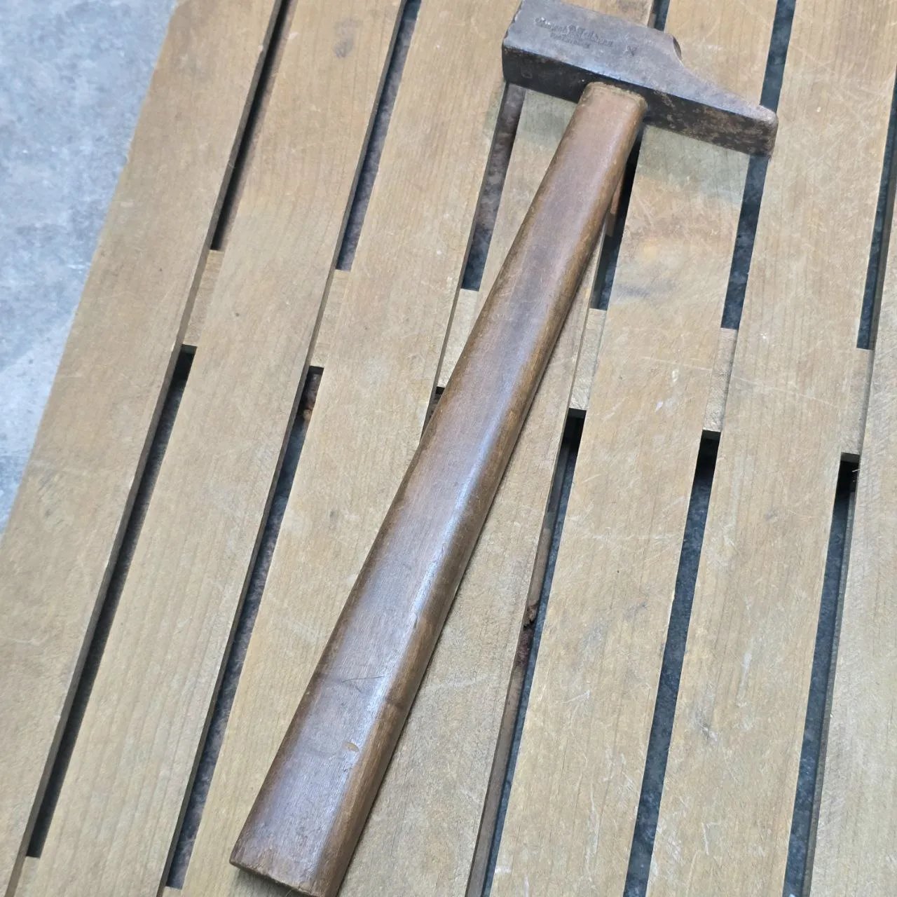 Martillo de Pena con Cabeza de Metal y Manija de Madera