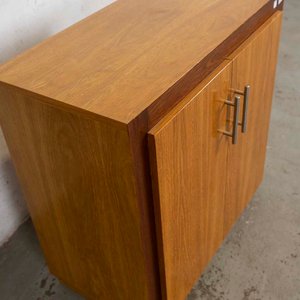 Mueble Bajo de Madera con Dos Puertas y Estantes - imagen 2