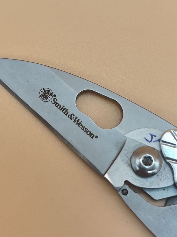 Navaja Smith & Wesson con accesorios - imagen 2