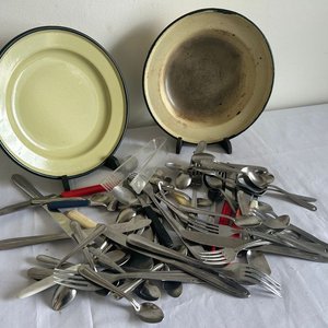Conjunto de Platos Esmaltados y Cubiertos de Acero Inoxidable - imagen 2