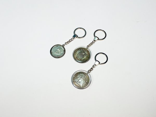 Llaveros con monedas diferentes, réplicas americanas y peruanas - imagen 1