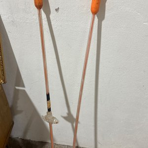 Lote siguiente: Dos Picanas Eléctricas para Ganado (una funcional)