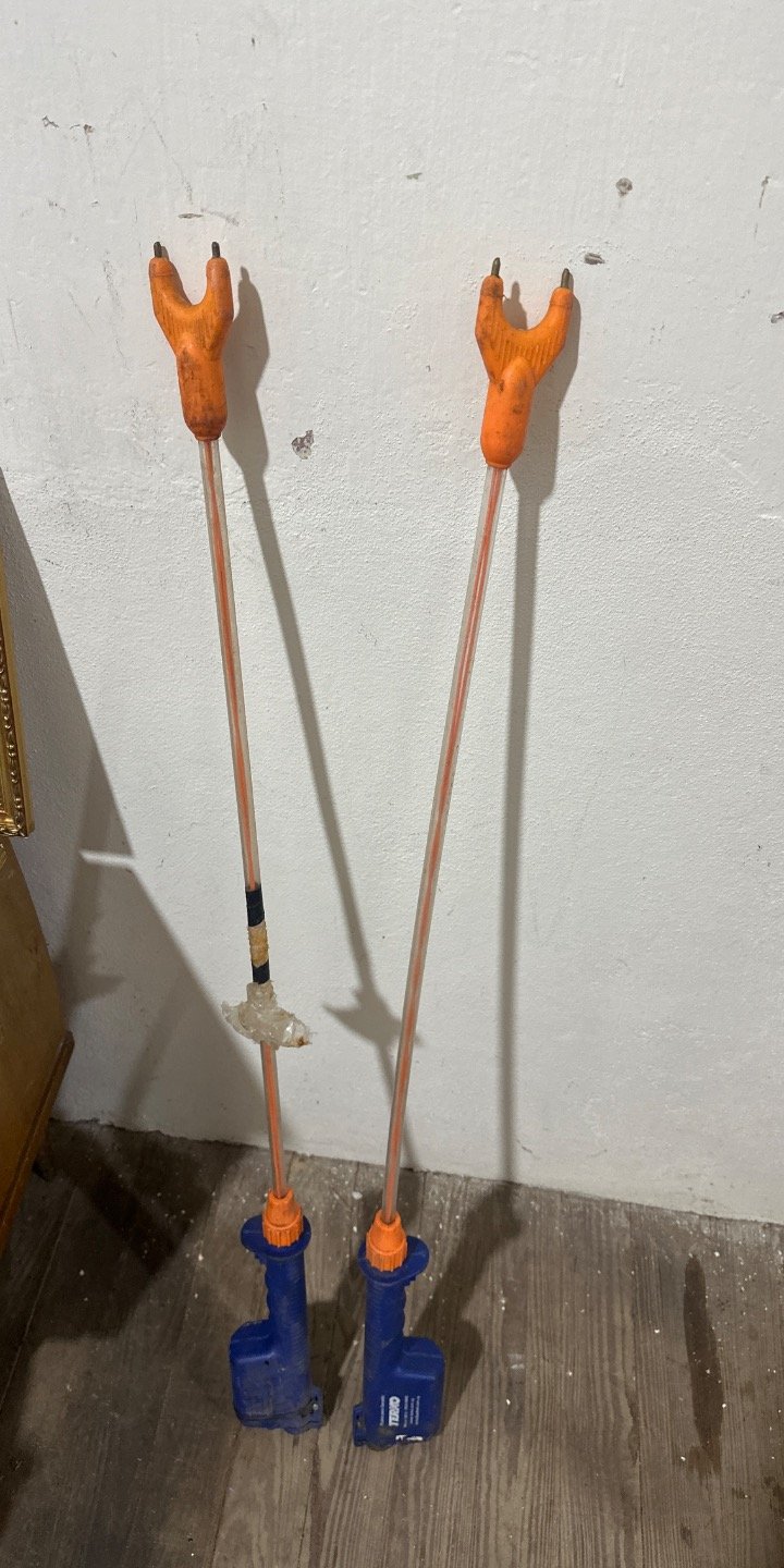 Dos Picanas Eléctricas para Ganado (una funcional)
