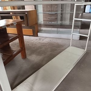 Exhibidor de Hierro con Perchero y Estantes de Vidrio - imagen 5