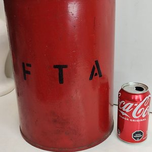 Antiguo Tanque Metálico Rojo para Nafta con Tapa Sellada - imagen 2