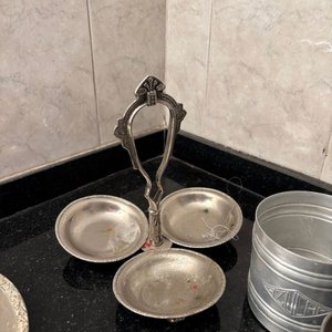 Lote de 7 Artículos de Aluminio y Platino: Servidor, Azucarero, Yerbera y Platos - imagen 4