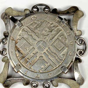 Prendedor Circular de Plata con Diseño de Moneda FAO - imagen 3