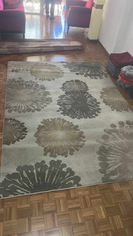 Lote anterior: Alfombra grande de sala con diseño floral y parquet