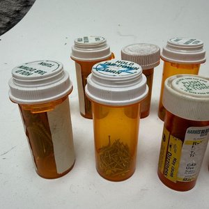 Lote de Frascos Organizadores con Tornillos y Elementos Varios - imagen 4