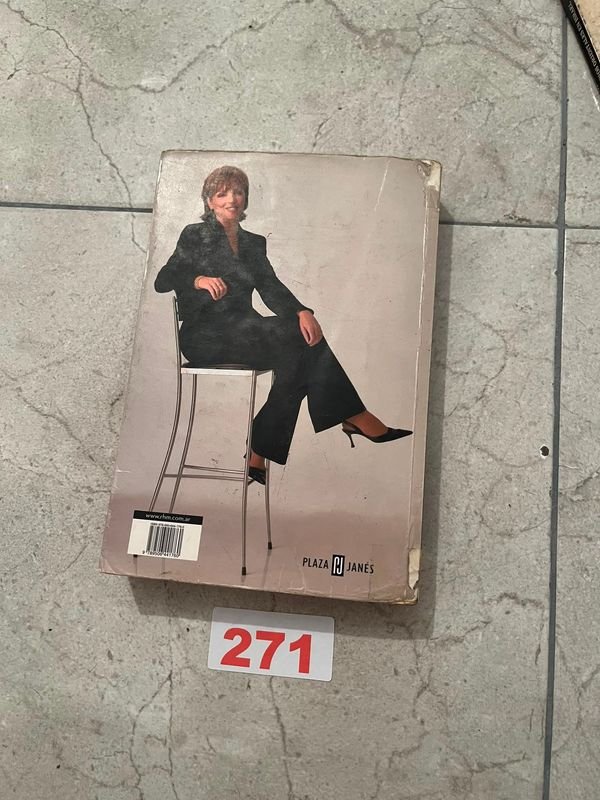 Libro "Admiración" de Nora Roberts - Novela de Suspenso Romántico