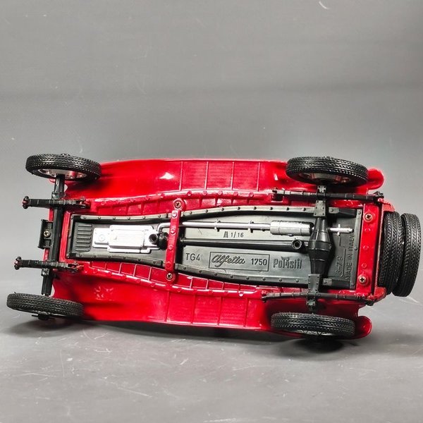 Modelo de coche Alfa Romeo Mille Miglia 1750 en escala 1/18 - imagen 7