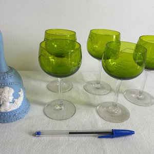 Lote siguiente: Juego de 5 Copas Verdes con Campana Decorativa de Cerámica Azul