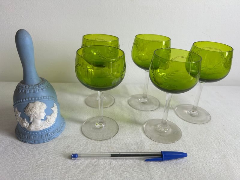 Juego de 5 Copas Verdes con Campana Decorativa de Cerámica Azul