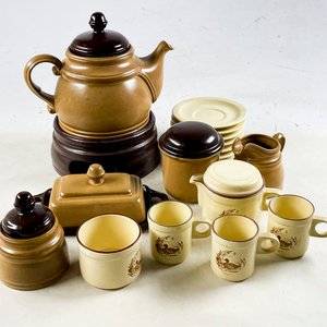 Lote siguiente: Juego de Cerámica Marrón y Beige: Tetera, Azucarero, Lechera, Mantequera, Tazas y Platillos (16 Piezas)