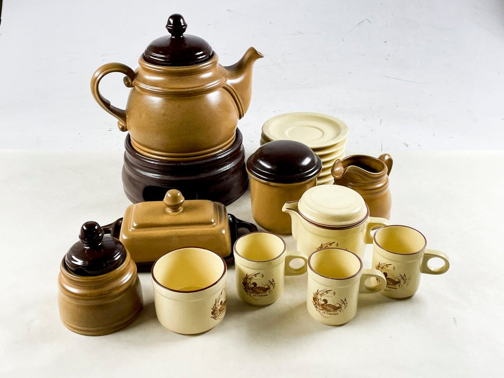 Juego de Cerámica Marrón y Beige: Tetera, Azucarero, Lechera, Mantequera, Tazas y Platillos (16 Piezas)