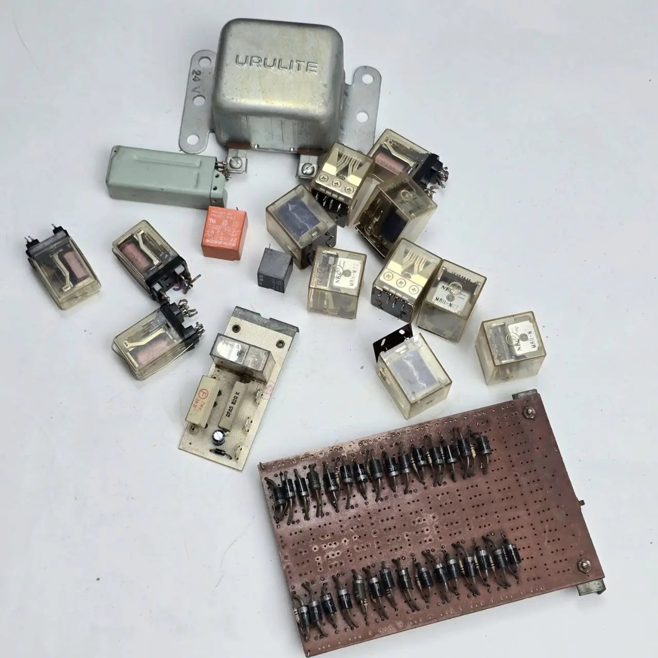 Item lote-10-relei-varios - Image 0