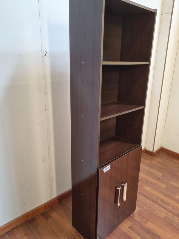 Librería de madera con puertas - imagen 4