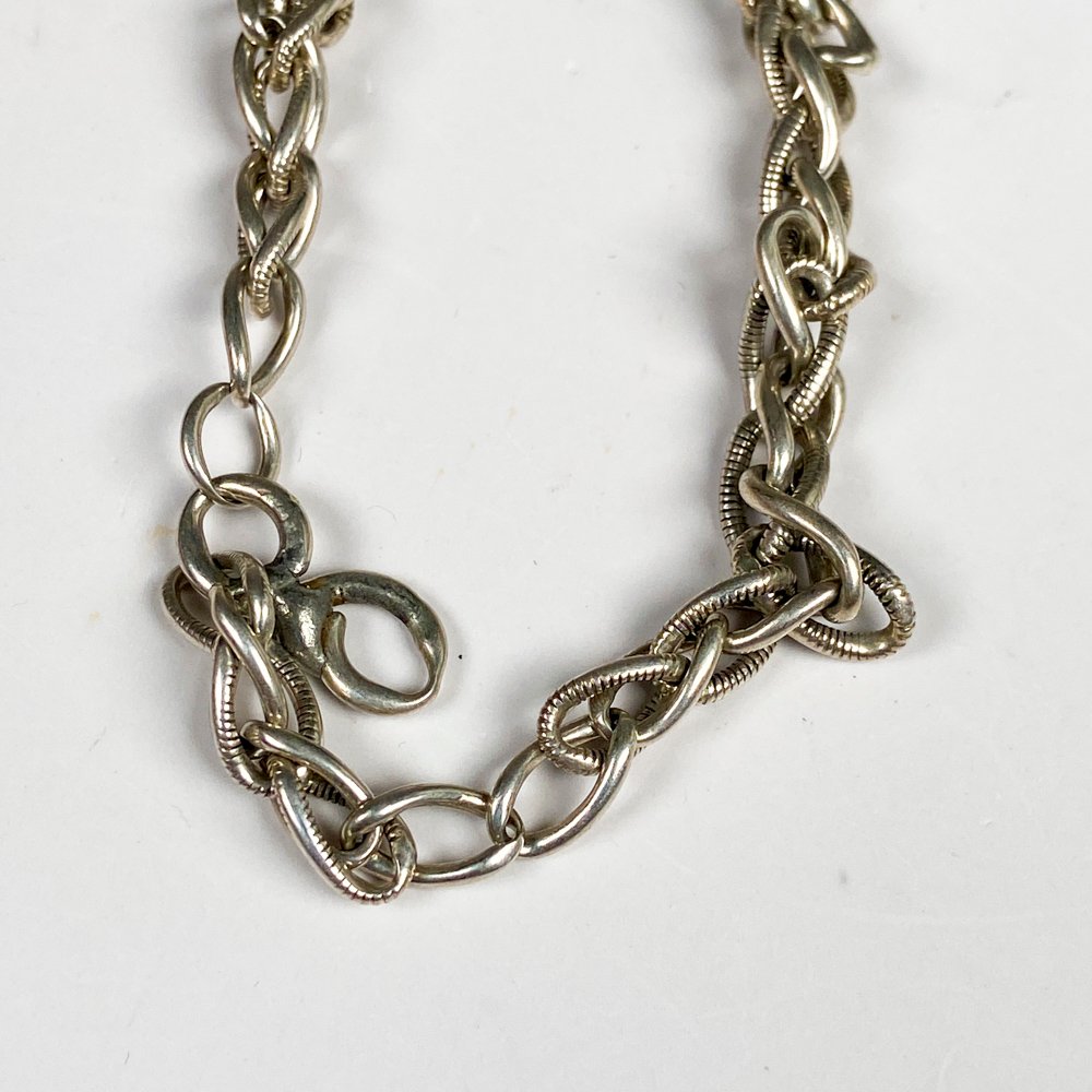 Pulsera de plata gruesa con accesorios - imagen 2