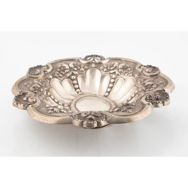 Centro de Mesa Circular de Plata Labrada con Cuerpo Lobulado y Detalles Florales